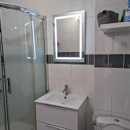 Apartment T2 Climatise Avec Terrasse A 200m De La